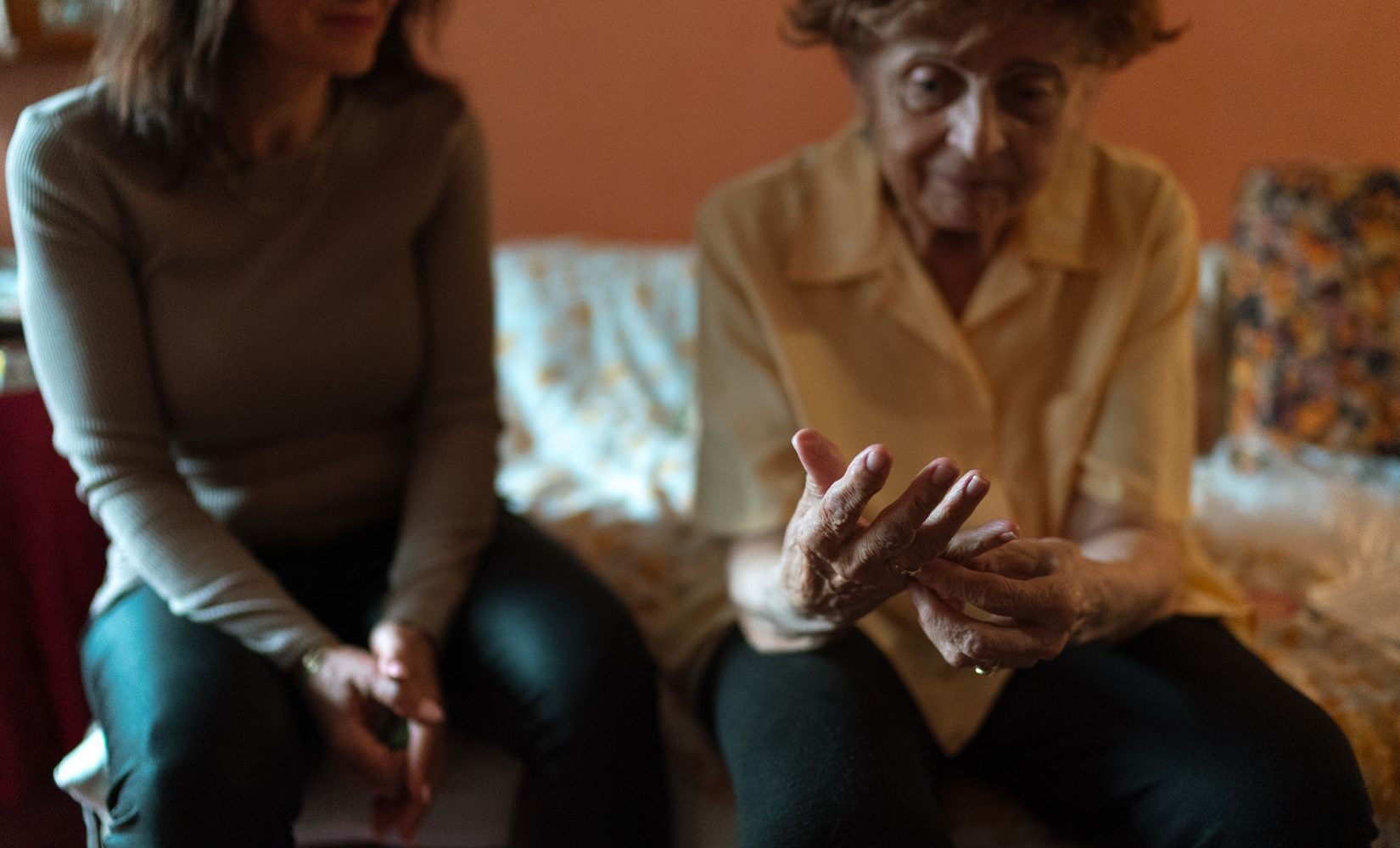 Zwei Frauen im Gespräch auf dem Sofa